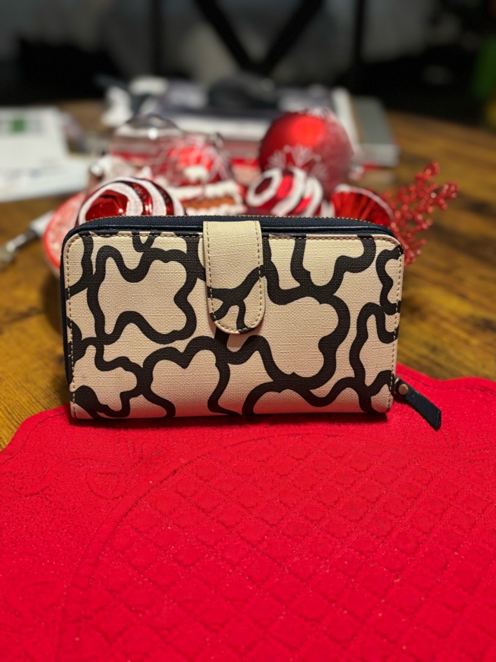 Tous Cream Canvas Wallet with Black Graphic Trim and Gold Accent - Picture 4 of 5
